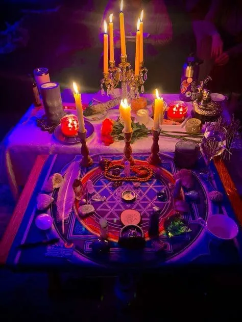 Velas rituales encendidas para el retorno de pareja